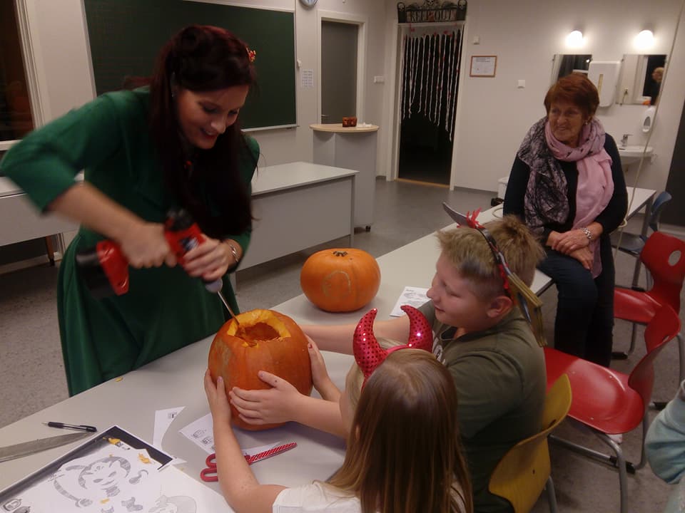 Pumpkin carving workshop with Hustad Garden Association